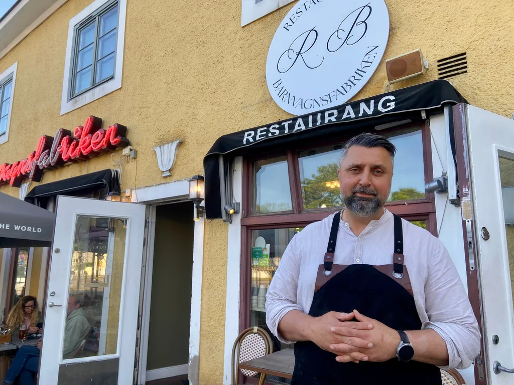 Krögaren Can Köse framför Barnfabrikan